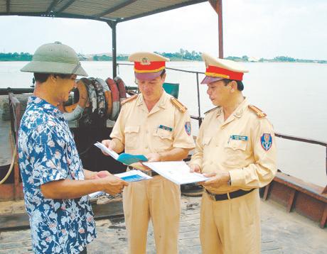 Nghiêm cấm cán bộ, chiến sĩ sách nhiễu hoặc bao che, dung túng cho người tham gia giao thông đường thủy